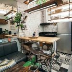 Designer interior intr-o garsoniera mica in stil rustic cu influente industriale