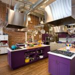 Amenajare bucatarie in stil industrial cu violet