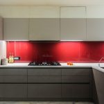 Design modern de bucatarie cu spatar rosu stralucitor in finisaj lucios