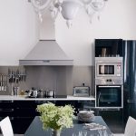 Amenajare bucatarie alb cu negru, in design contemporan