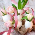 Decoratiuni Paste: vaze din oua pentru lalele in cofrag de oua;