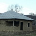 Casa din chirpici in constructie;
