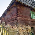 Casa traditionala romaneasca din lemn;
