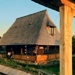 Renovari case traditionale romanesti din lemn, zona Maramuresului;
