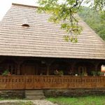 Casa veche de lemn, de peste un secol, restaurata;