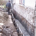 Consolidarea casei prin turnarea fundatiei si subzidire;