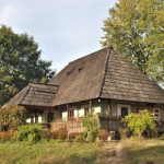 Renovari case traditionale romanesti din Bucovina