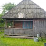 Casa traditionala romaneasca de lemn, veche;