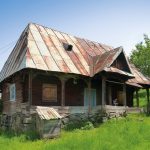 Casa traditionala romaneasca din lemn;