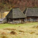 Case vechi din lemn, din Maramures;