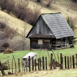 Casa veche de lemn din Maramures;