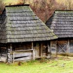 Casa veche de lemn din Maramures;