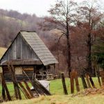 Casa veche din lemn, din Maramures;