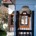 Casa traditionala romanesca cu prispa, restaurata