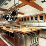 Bucatarii restaurant: configurare cu insula