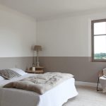 Dormitor in decor alb, gri si taupe