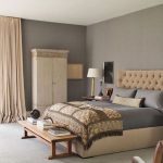 Dormitor in decor gri si taupe
