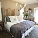 Dormitor in decor alb, gri si taupe
