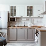 Bucatarie proiectata in culori gri si alb